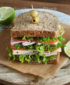 imagem de Sanduche natural com po integral, porco e salada - Nestea